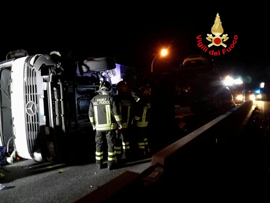 Incidente sulla Flacca: un camion si ribalta con tutto il carico