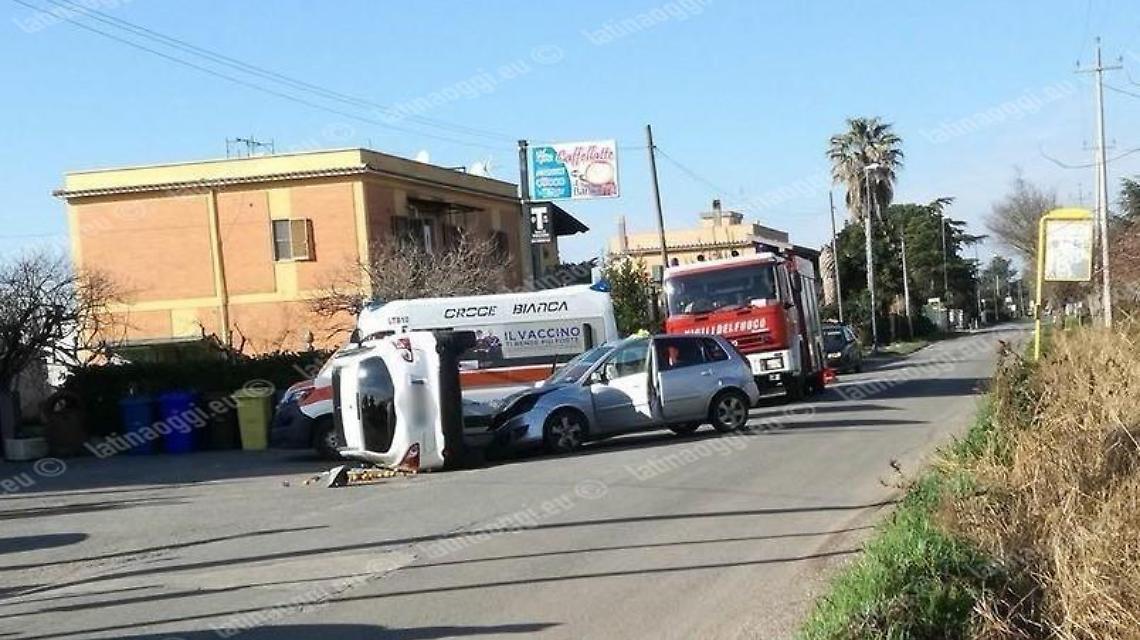 Si ribalta con l'auto, paura in via Torre del Padiglione