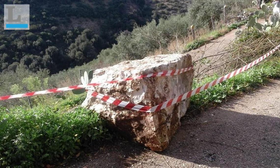 Altre frane dopo il maltempo: cadono dei massi ai Casali