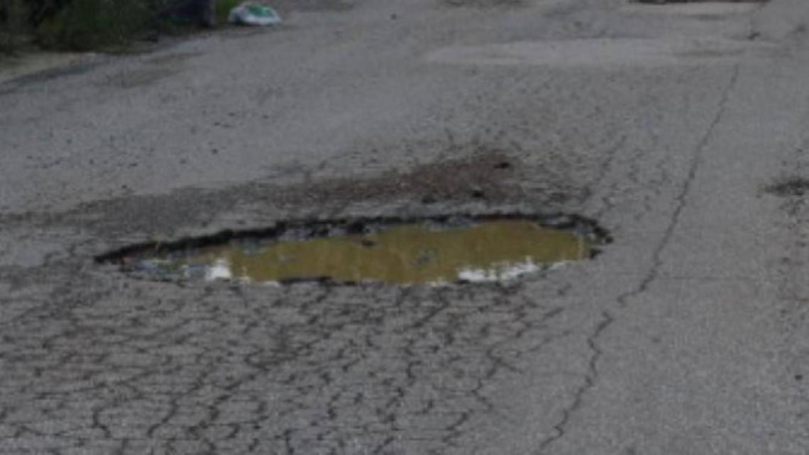 La Pontina colpisce ancora: buche killer danneggiano le auto