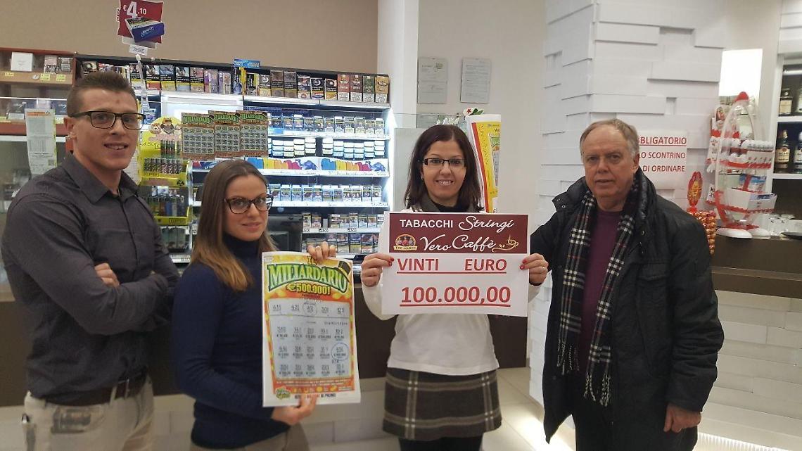 La dea bendata bacia la città, gratta e vince 100 mila euro