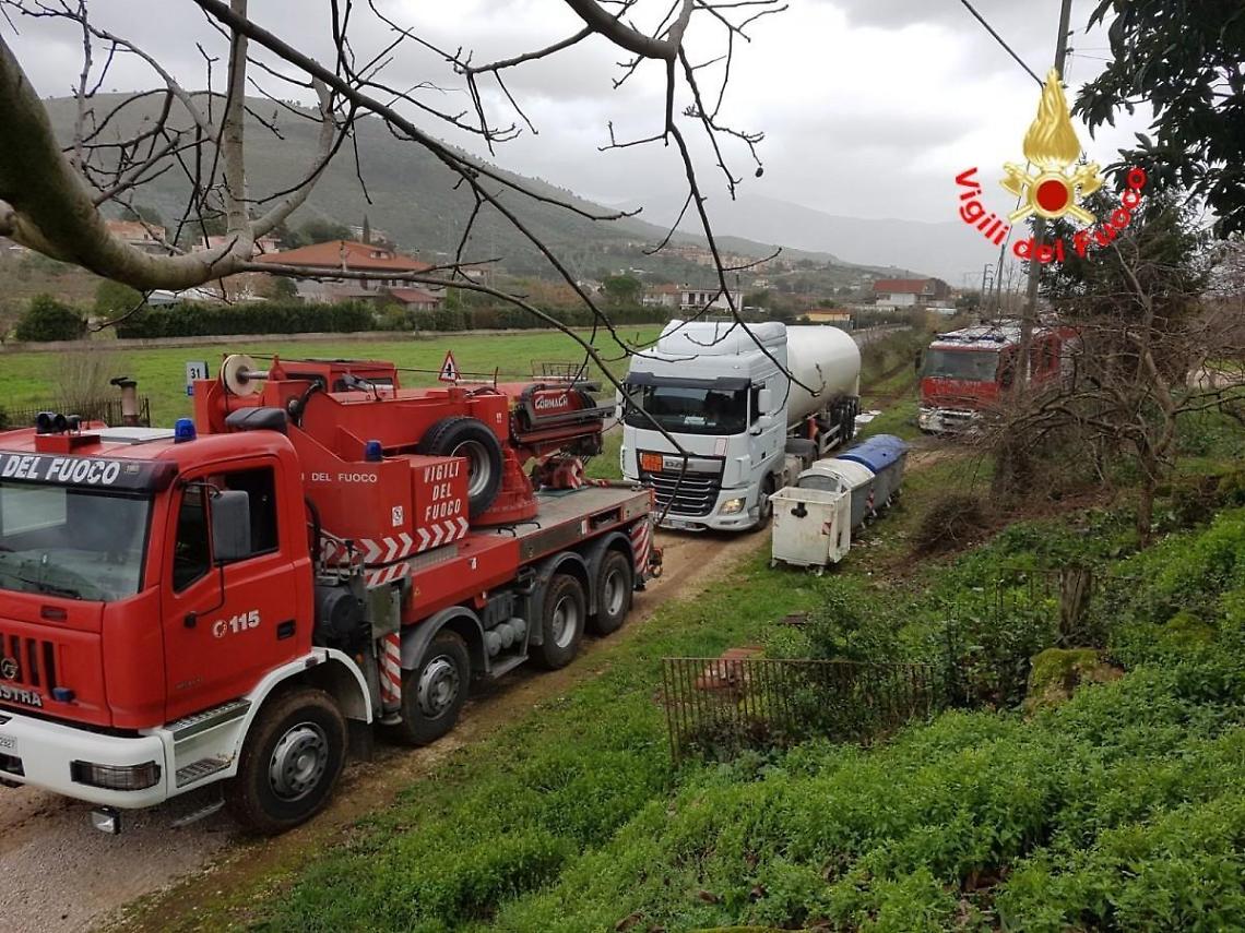 Maltempo e forte vento, oltre 35 gli interventi dei vigili del fuoco