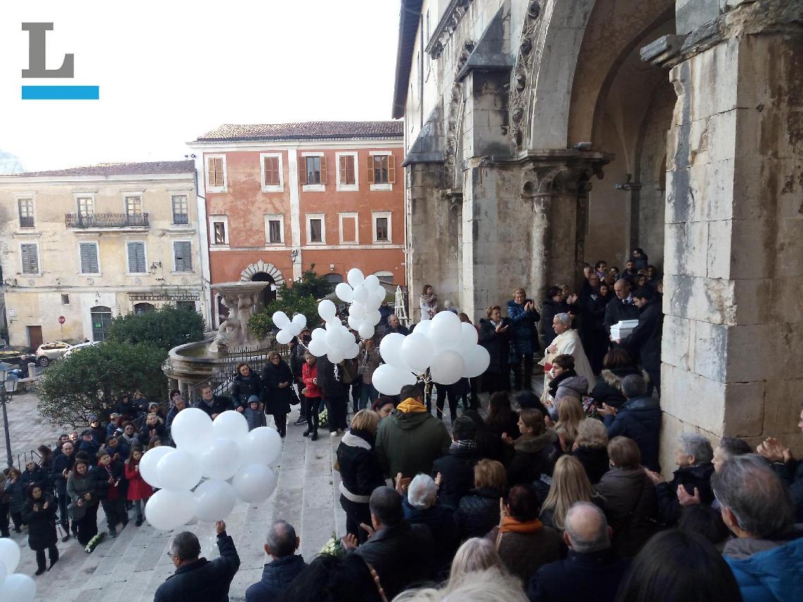 Straziante cerimonia a Priverno, celebrati i funerali del neonato morto