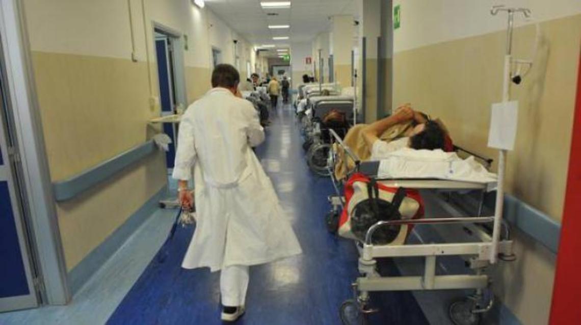 Uomini e donne ricoverati nella stessa stanza al Goretti, la denuncia di Simeone