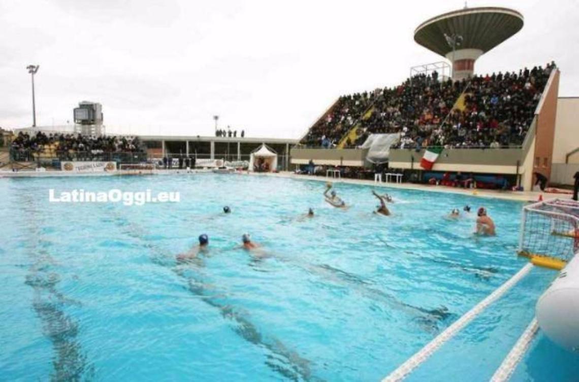 Piscina, soliti problemi: tribuna non a norma e spogliatoi part time