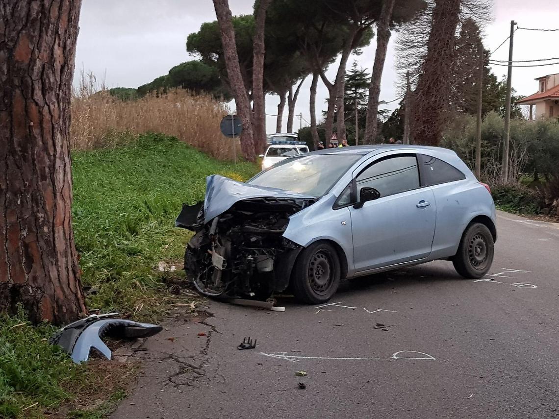 La Opel Corsa distrutta nell'incidente mortale in via Virgilio