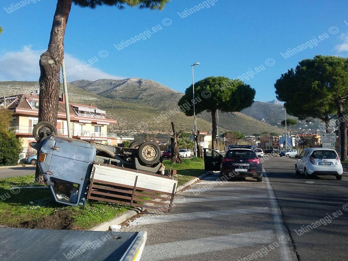 Si ribalta sull'aiuola con l'Ape Piaggio, paura per un anziano
