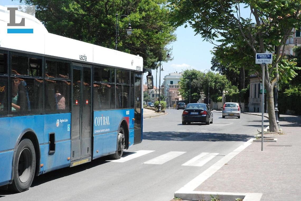 Autista e controllori aggrediti sul bus del Cotral, fermato un uomo