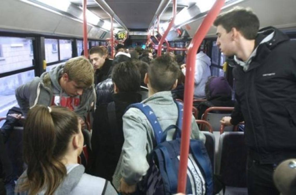 "Mia figlia multata, fatta scendere dal bus e lasciata in mezzo alla strada"