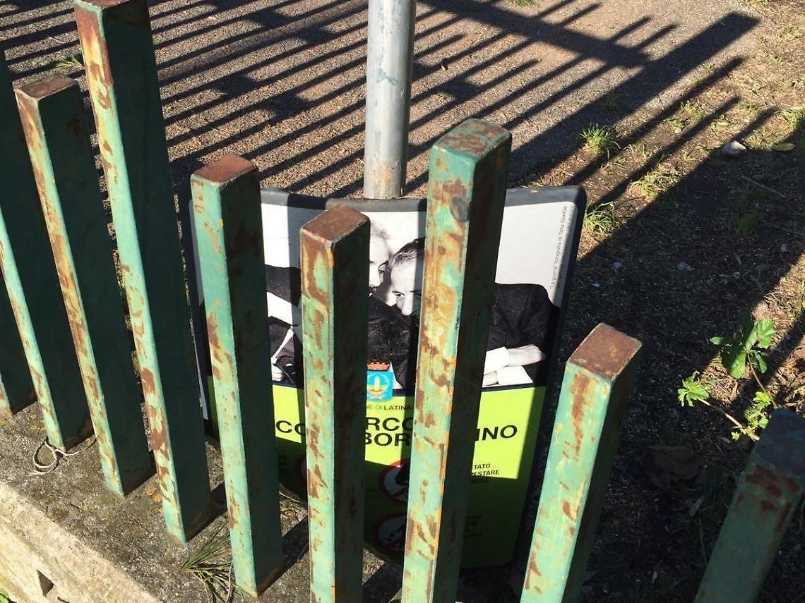 I vandali abbattono la targa dedicata a Falcone e Borsellino