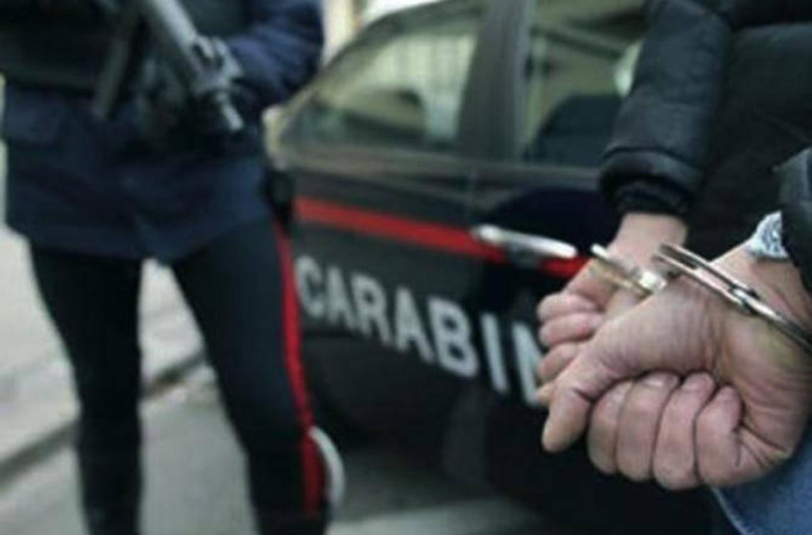 Ruba un'auto e poi fugge a folle velocit&agrave;. Preso e arrestato un 21enne