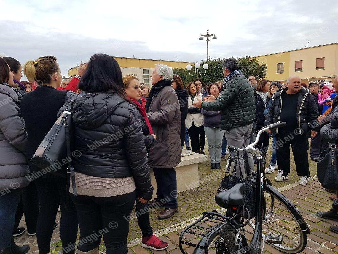 protesta genitori piazza pontinia