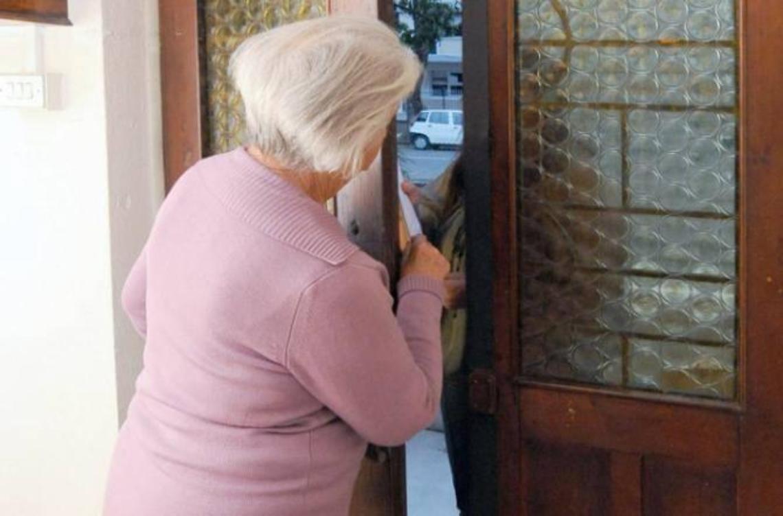 Addormentano una zia con il sonnifero nel caffè per derubarla