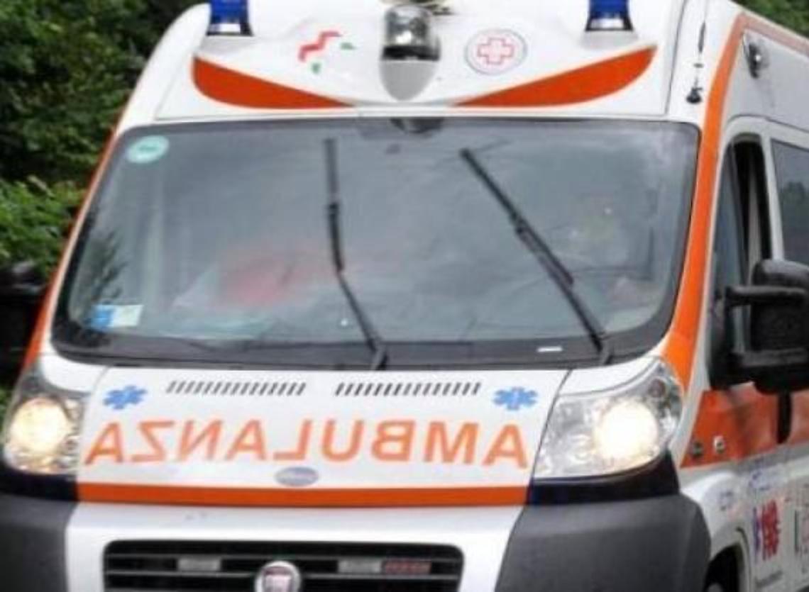Ciclista travolto dal camion, 79enne in gravi condizioni