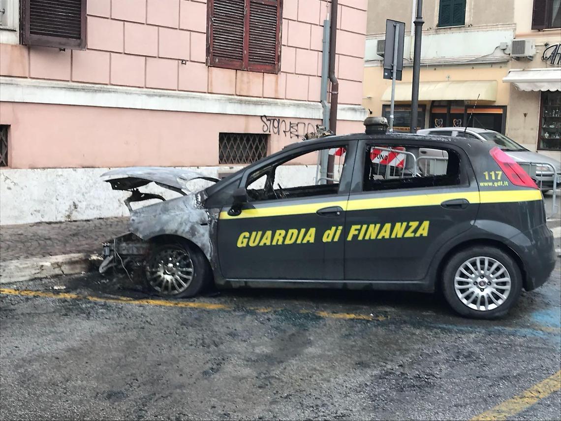 Incendiata un'auto della Guardia di finanza