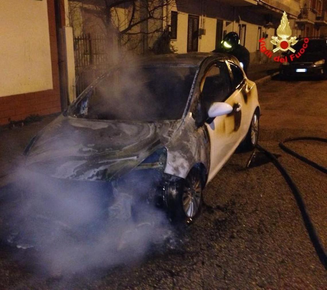 Incendio nella notte, bruciata un'auto in via Tiberio: fiamme dolose