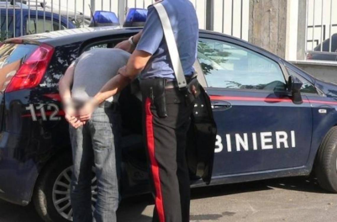 Ruba accessori per cellulare nel centro commerciale. Arrestato