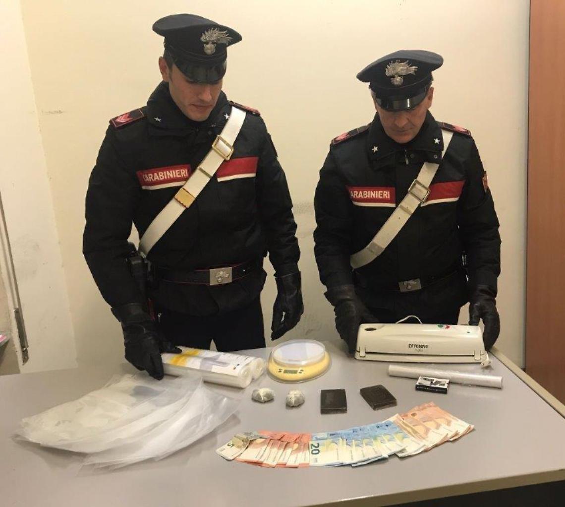 Oltre due etti di droga nell'auto, arrestato un giovane