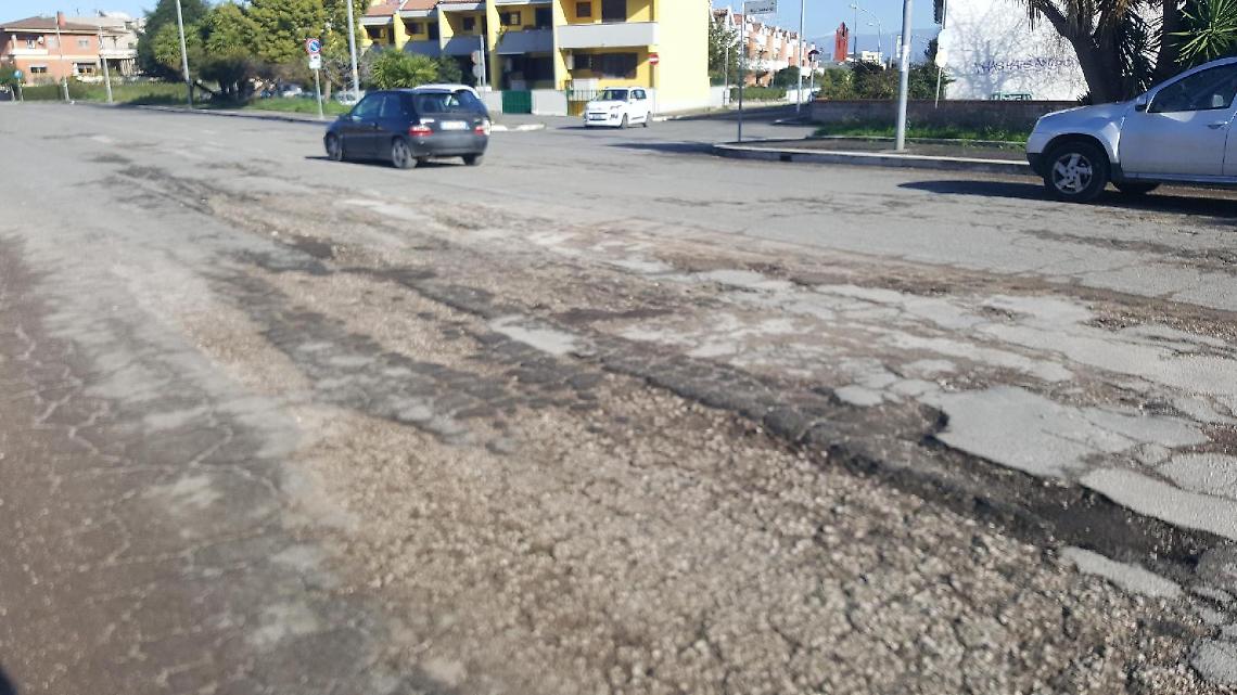 Le buche in via Monteverdi Aprilia