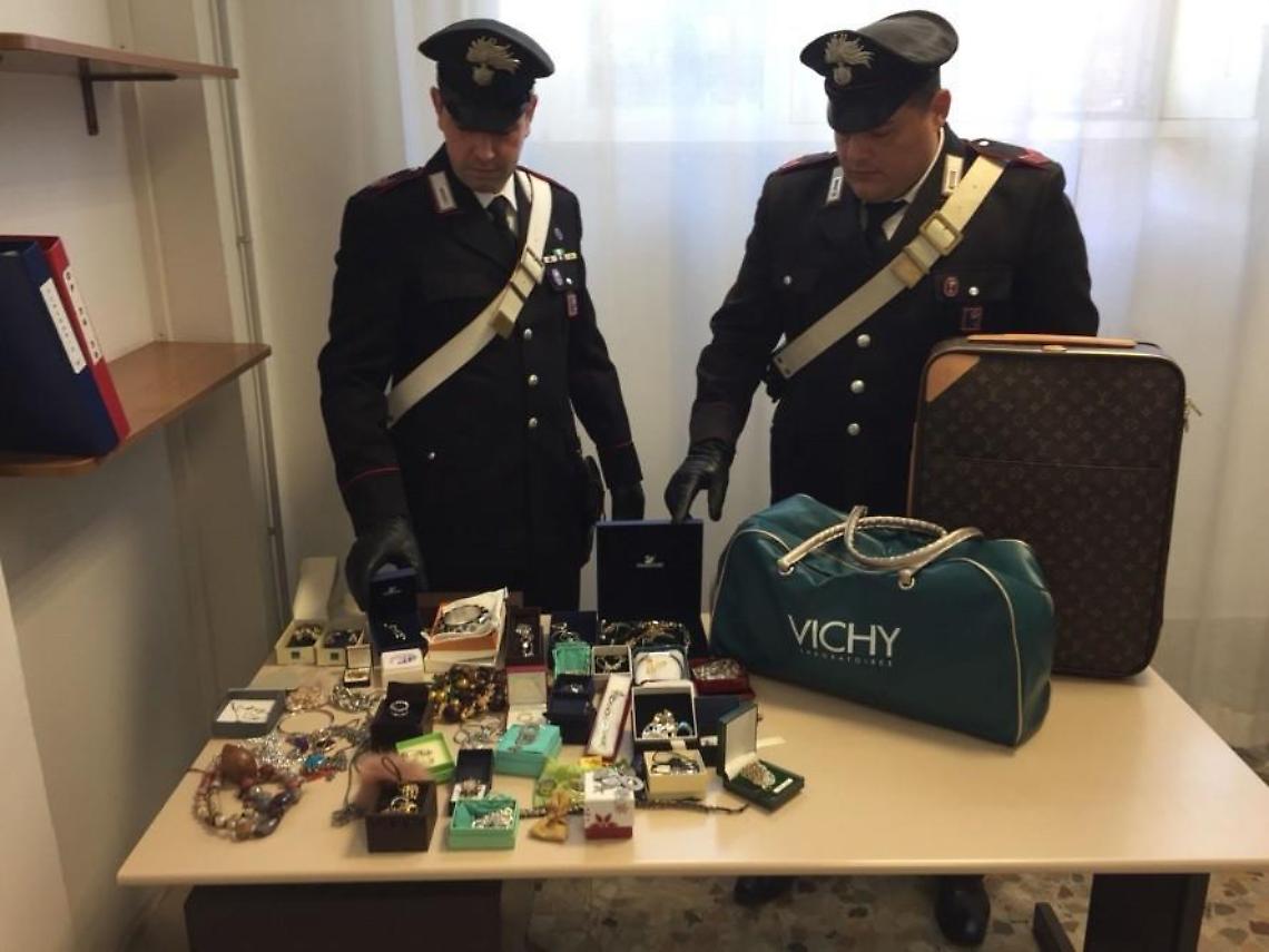 Scappano all'alt  e finiscono fuori strada, nell'auto gioielli rubati