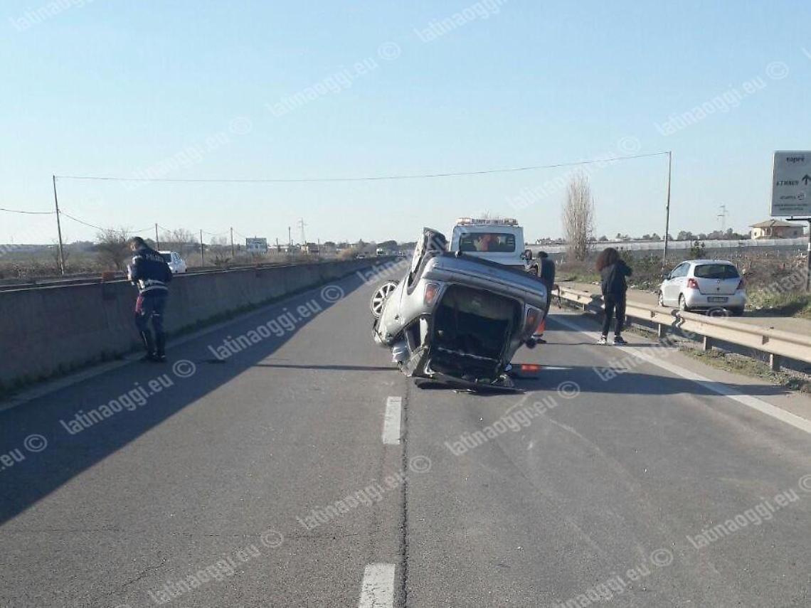 Incidente sulla Pontina: un'auto si ribalta, un uomo in codice giallo