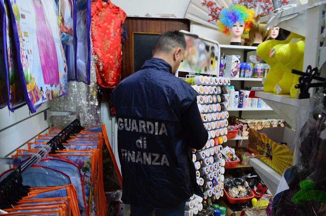 La Finanza sequestra 40 mila prodotti di carnevalke contraffatti