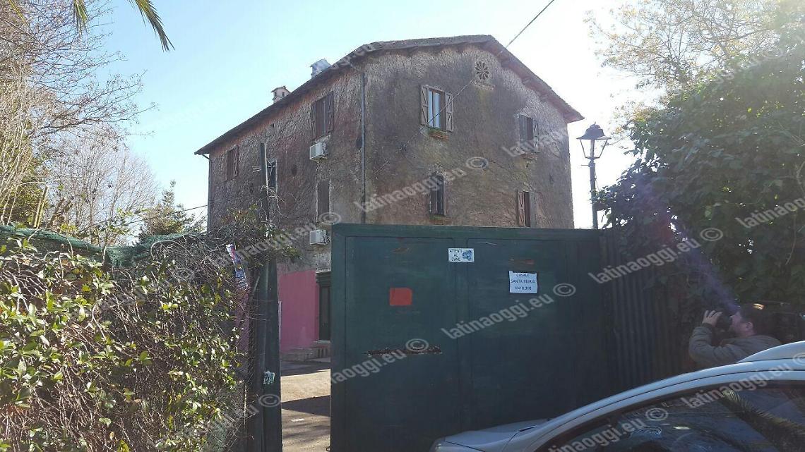 Si fingono poliziotti e lo rapinano. Pestato un giovane immigrato bengalese