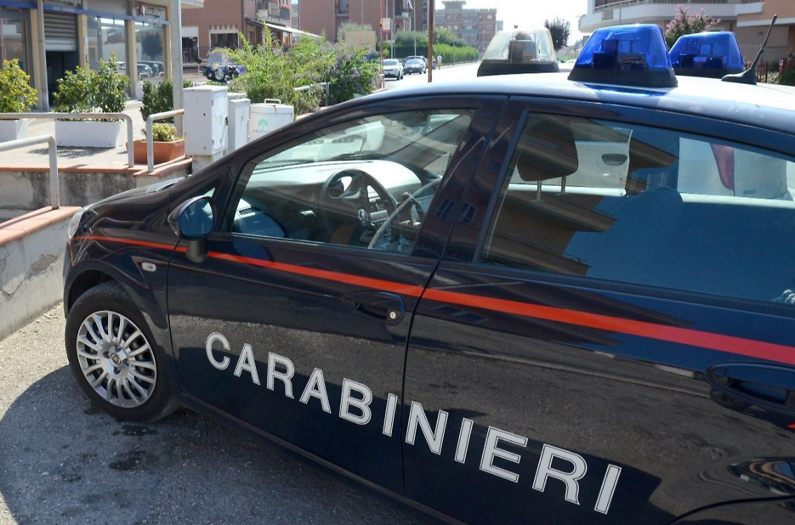 Acquista occhiali di marca on line ma a casa gli arrivano scadenti imitazioni: due denunciati per truffa