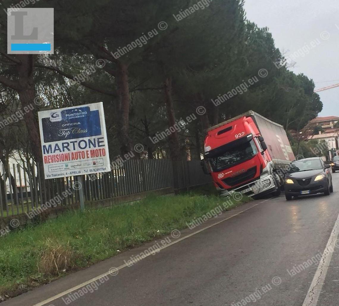 Incidente sulla Nettunense, camion finisce nel fossato