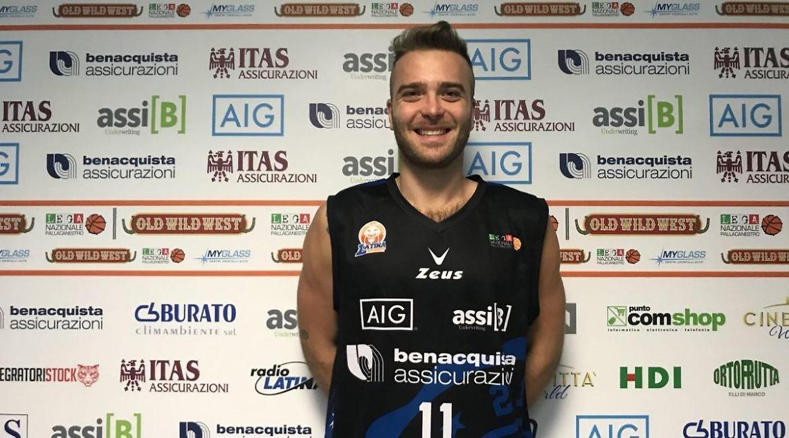 Alex Ranuzzi con la maglia della Benacquista