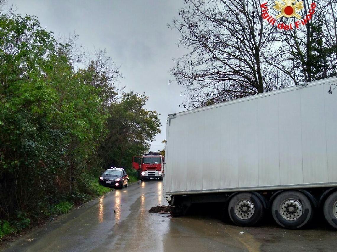 Tir con un carico di 220 quintali finisce fuori strada: caos in via Vallelata