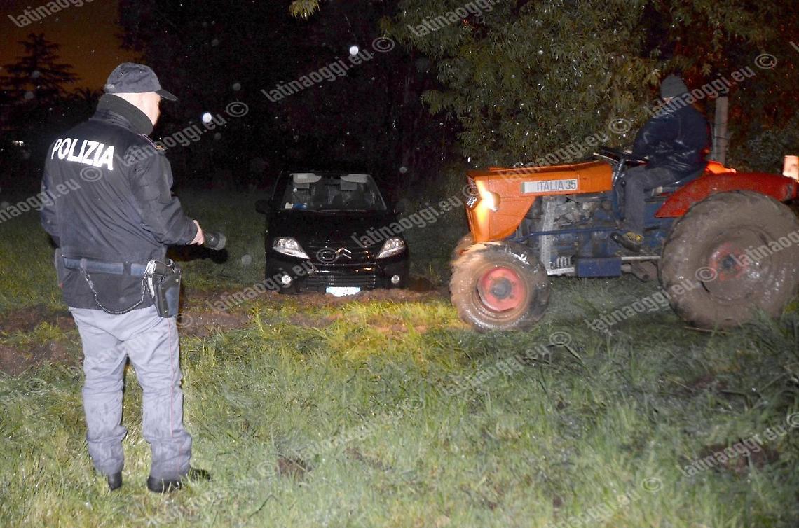 L'auto rubata affonda nel fango, sfuma il piano dei ladri