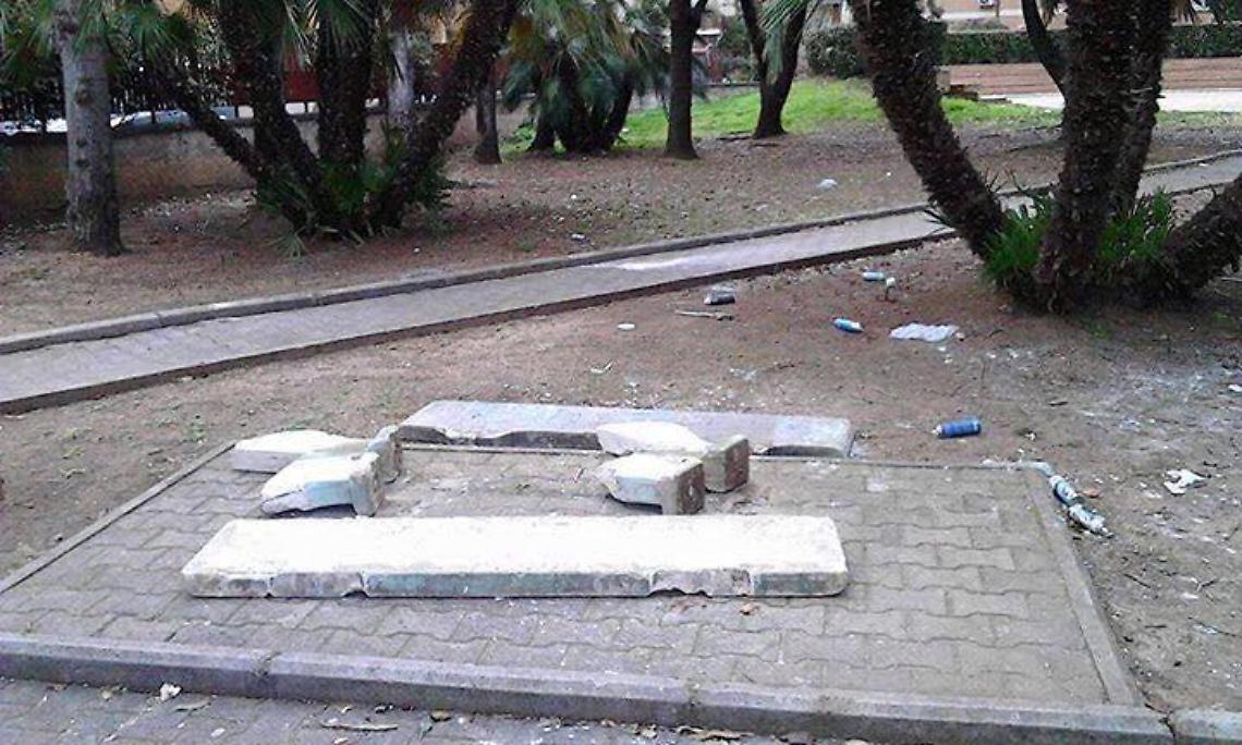 Terracina, distrugge le panchine del parco: 15enne ripreso dalle telecamere