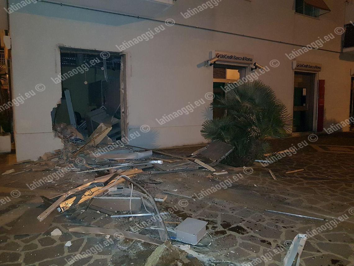 Rubano il bancomat con il trattore, colpo grosso a Montenero