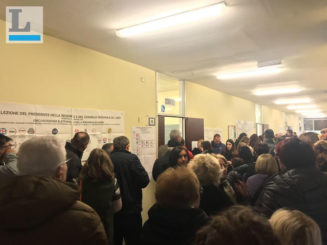 Elezioni, affluenza al 17,77% alle 12. Polemiche per le lunghe code ai seggi