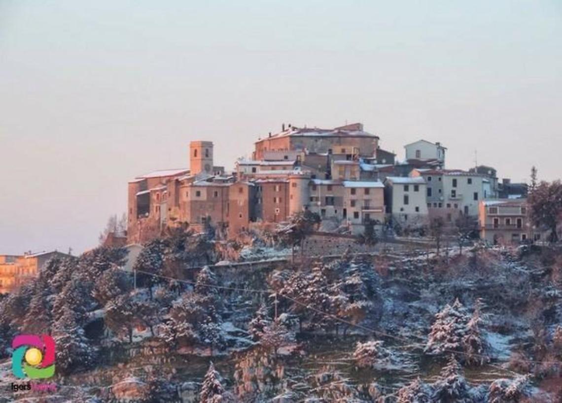 La magia della neve su Rocca Massima catturata in uno scatto