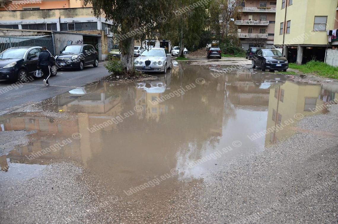 Strade al collasso, il lago artificiale di via dei Romani