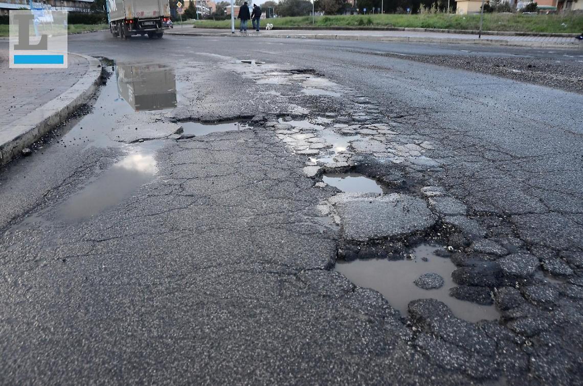 Strade piene di buche, il Comune interviene. Un mutuo per rifarle tutte