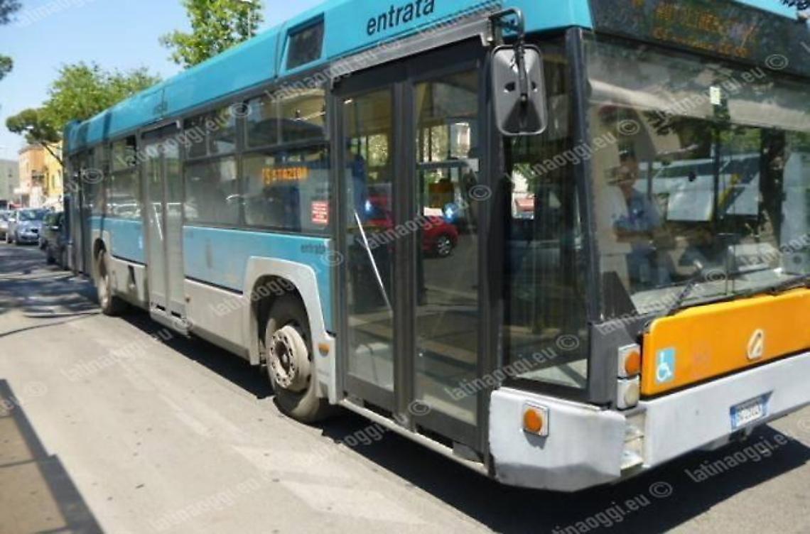 VIDEO: Trasporti impossibili, autobus si allaga con le piogge
