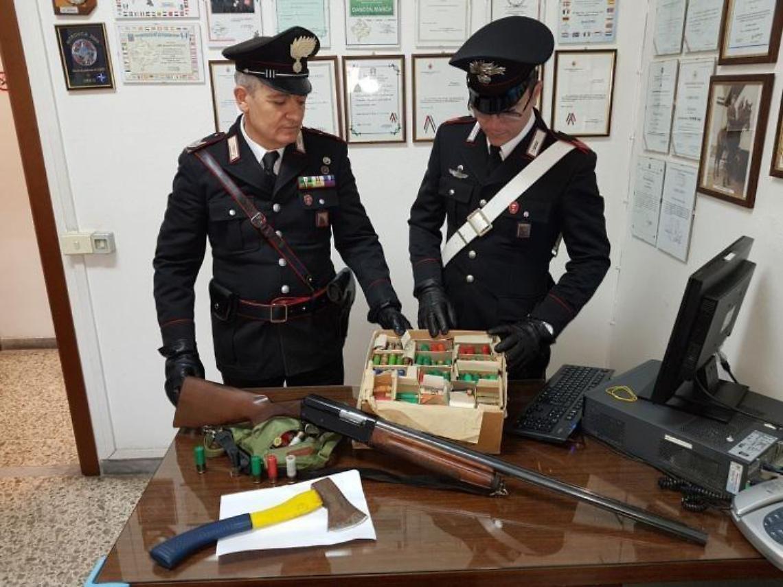 Minacce con l'ascia durante un diverbio, denunciato un uomo di 53 anni