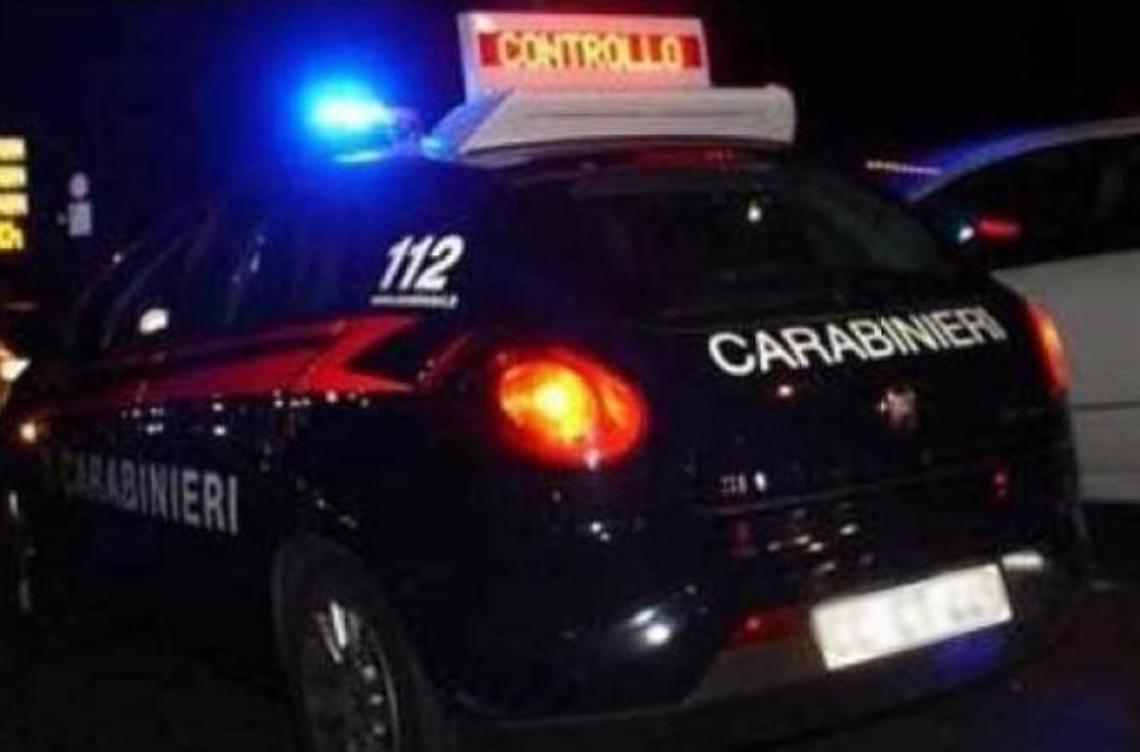 Beccati mentre erano intenti a rubare gasolio, scappano nelle campagne