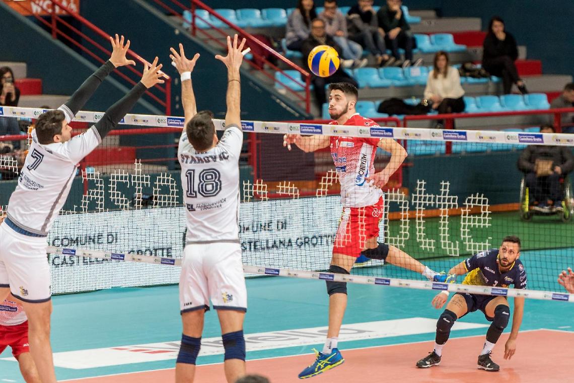 Una fase del match con il muro vincente di Latina