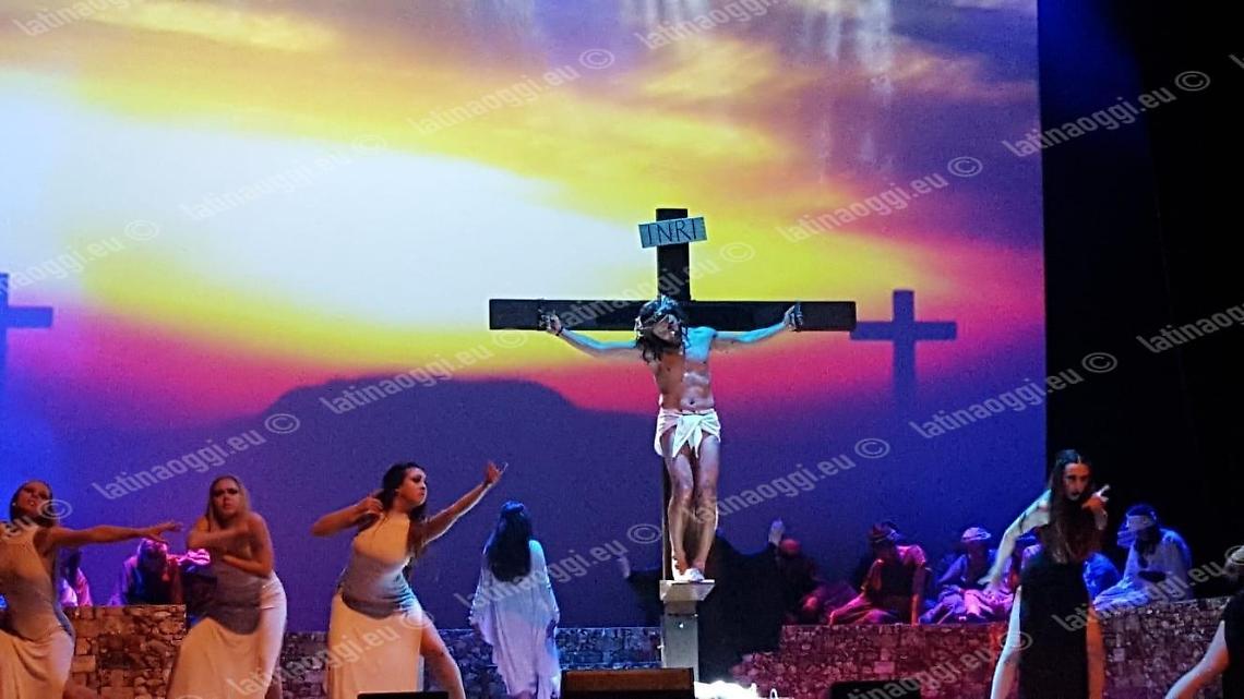 Mors et Vita: successo per lo spettacolo, ma il teatro resta al freddo
