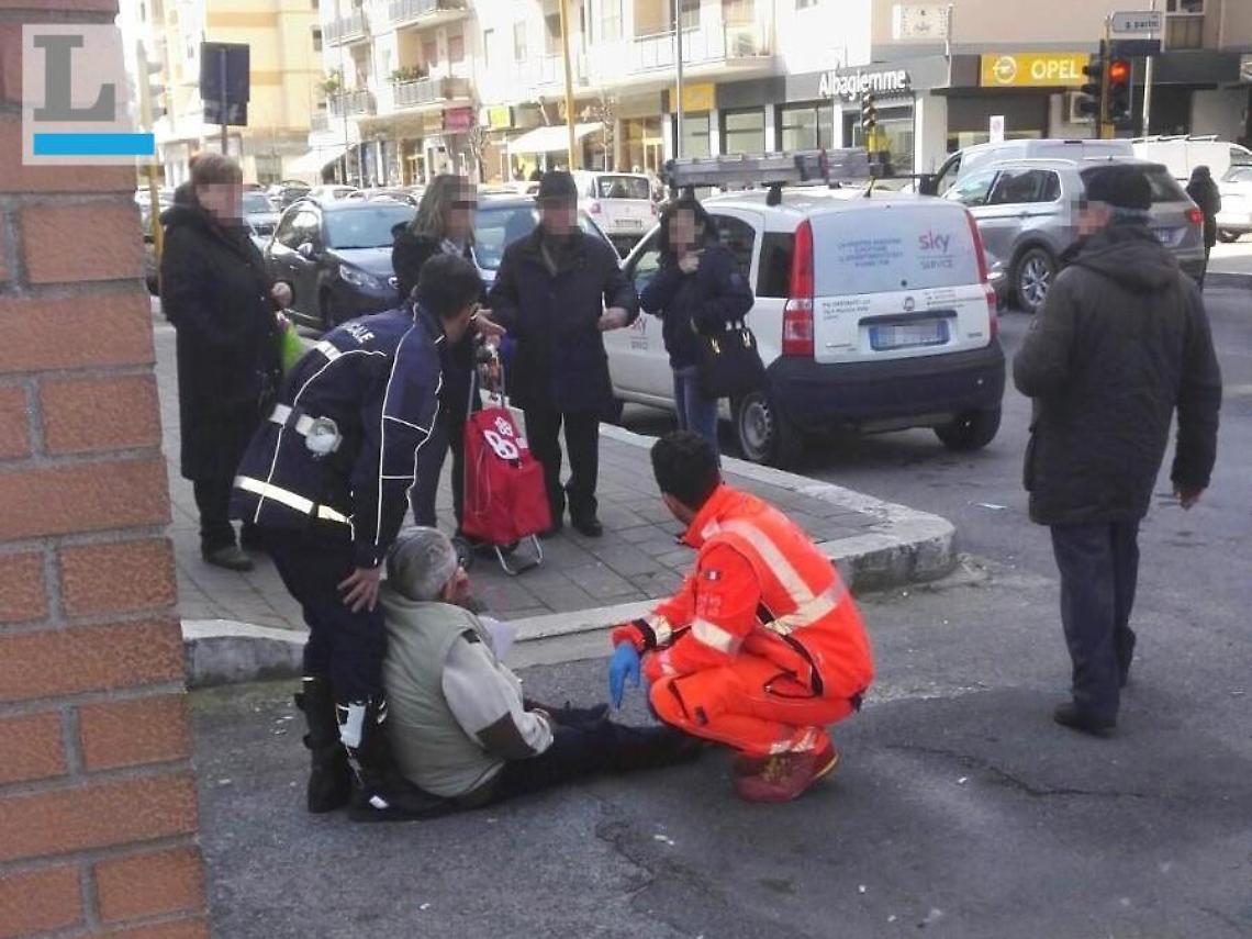 Anziano cade per una buca e si ferisce, portato in ospedale