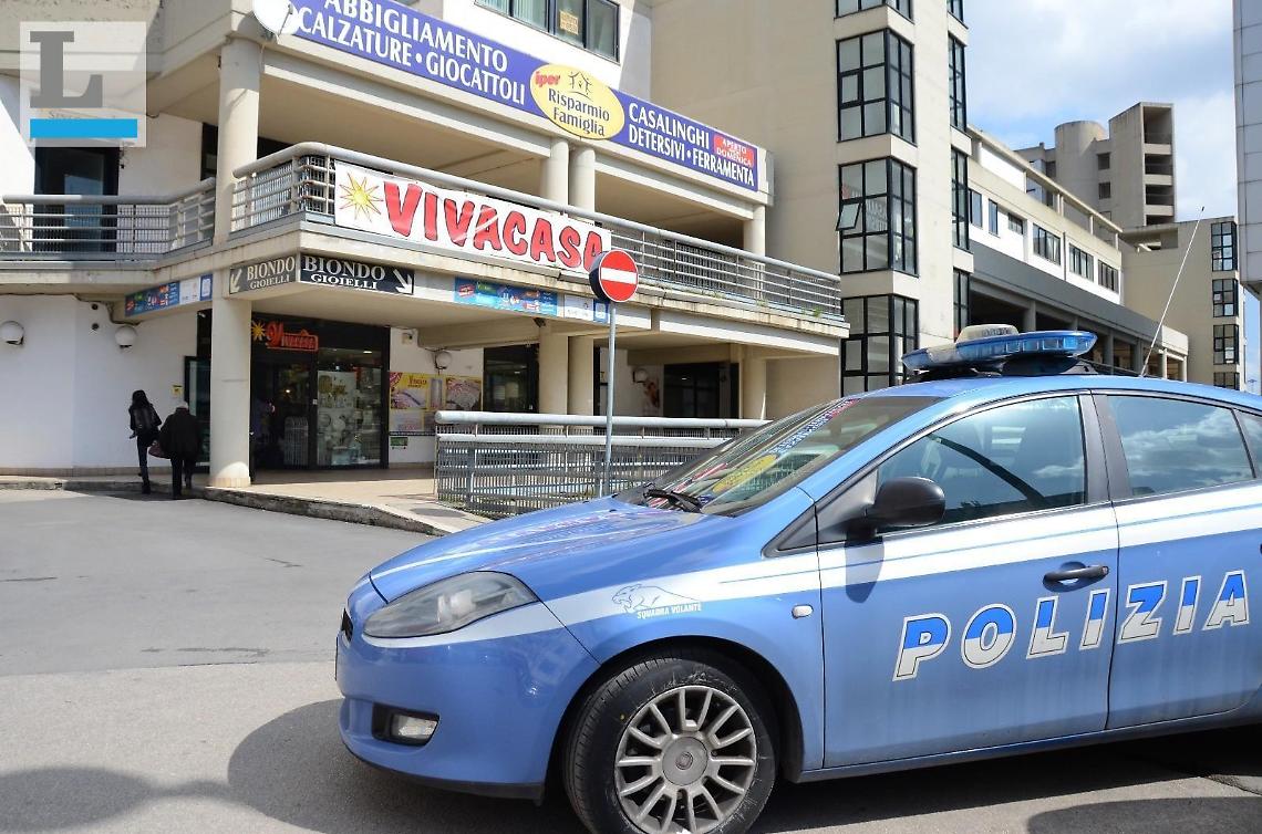 Si fingono clienti e svuotano la cassa della gioielleria