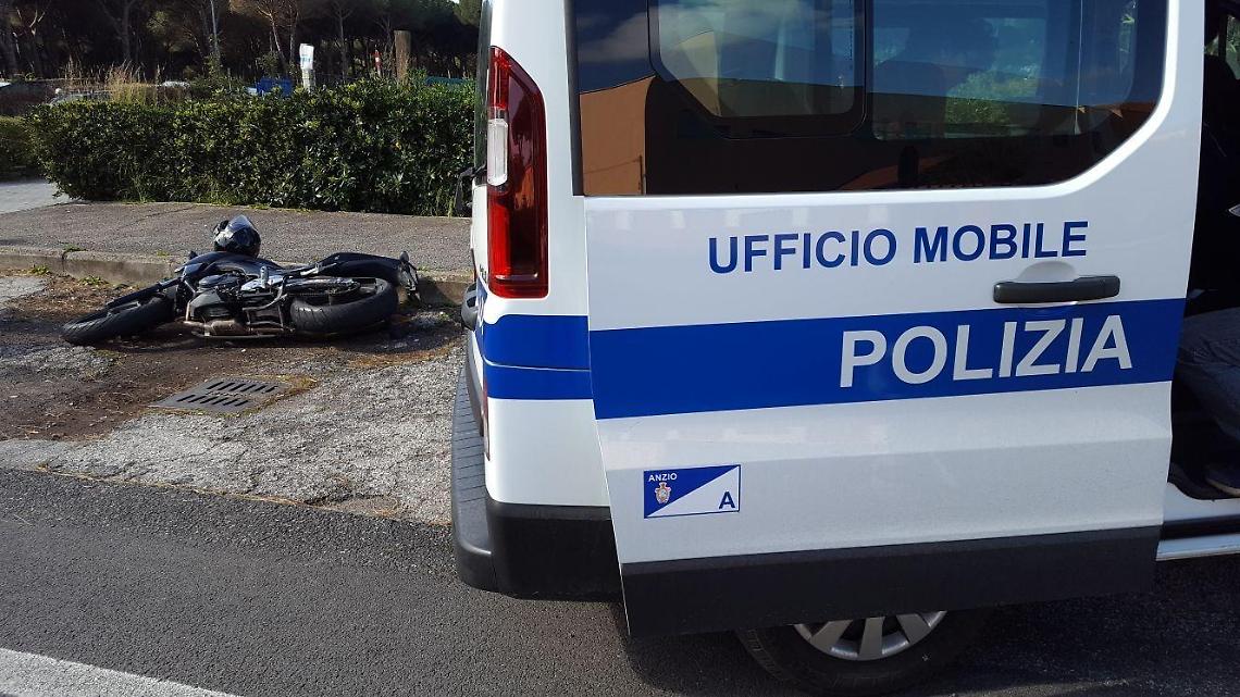 Moto contro auto sull'Ardeatina, ferito un centauro