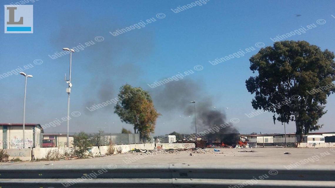 Pasqua con l'incendio: rogo nel campo nomadi di via Pontina