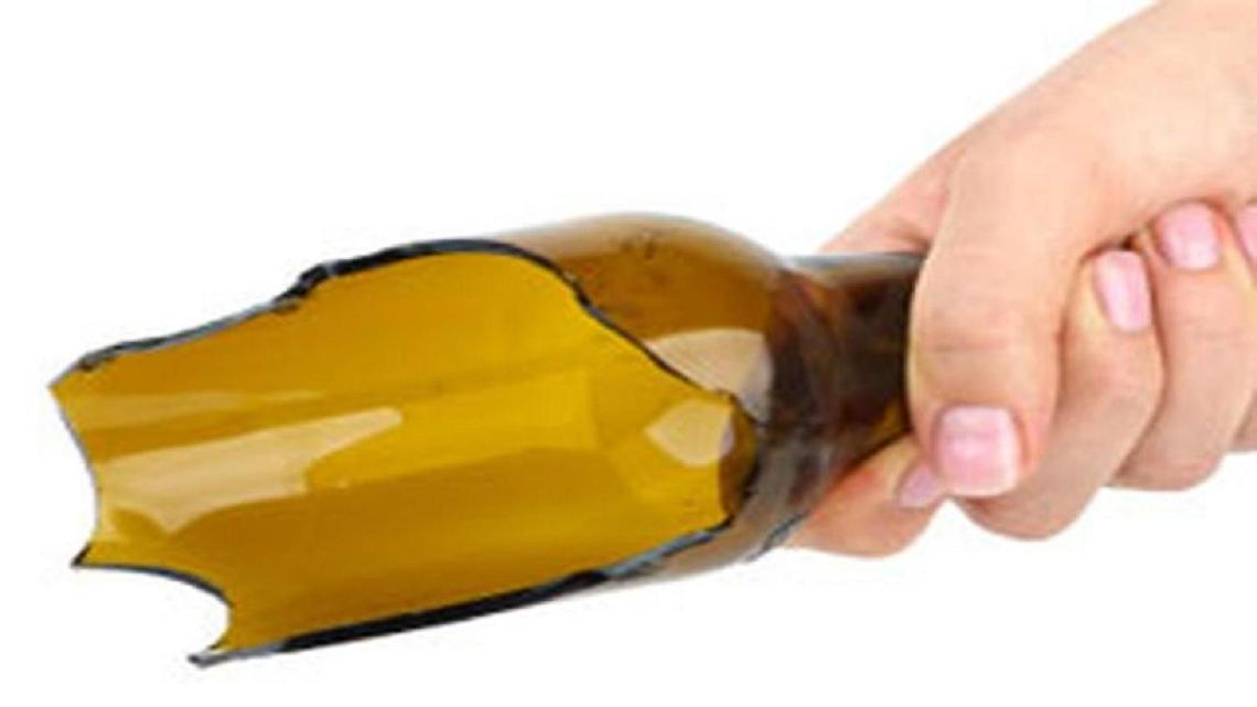 Gli spacca una bottiglia in testa al culmine di una lite: ferito un uomo