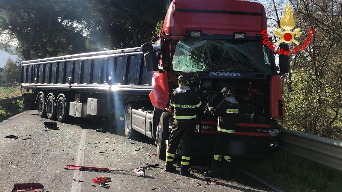 Incidenti tra autoarticolati sull'Appia: il bilancio è di un ferito