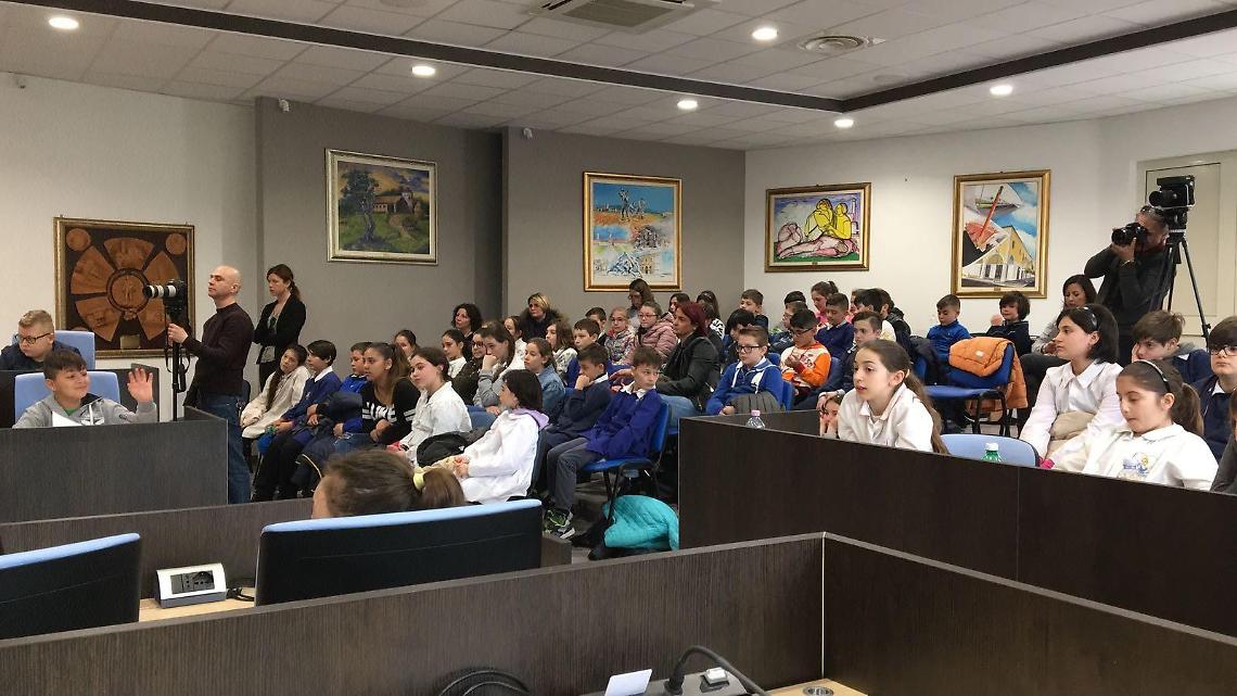 Progetto Young, 700 studenti a lezione da Croce Rossa e Polizia Locale